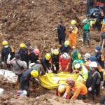 Tim SAR gabungan evakuasi jasad ayah dan anak di lokasi gempa Cugenang-1669608012