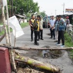 Wakil Bupati Sidoarjo Subandi meninjau jembatan rusak di Desa Prasung, Buduran. (ANTARA/HO-Pemkab Sidoarjo)-1669176132