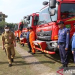 Wakil Bupati Tangerang Mad Romli (tengah) mengecek perlengkapan dan pasukan gabungan penaganan bencana alam-1667293443