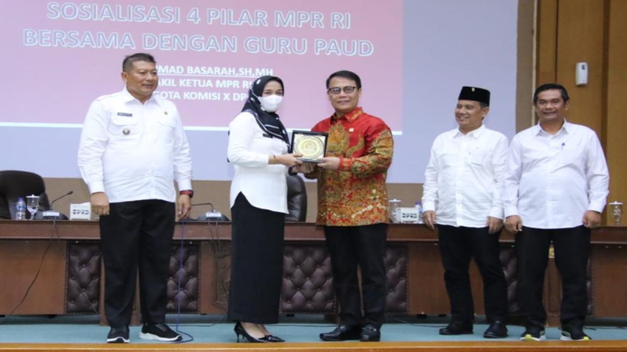 Wakil Ketua MPR Ahmad Basarah (tengah)/Dok MPR