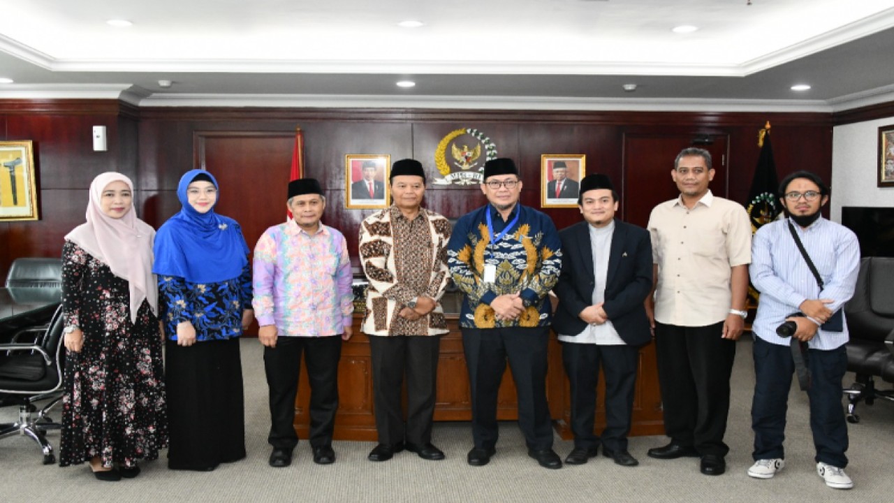 Wakil Ketua MPR Hidayat Nur Wahid bersama Panitia Konferensi International Jakarta Islamic Center (KIJIC)/Dok MPR