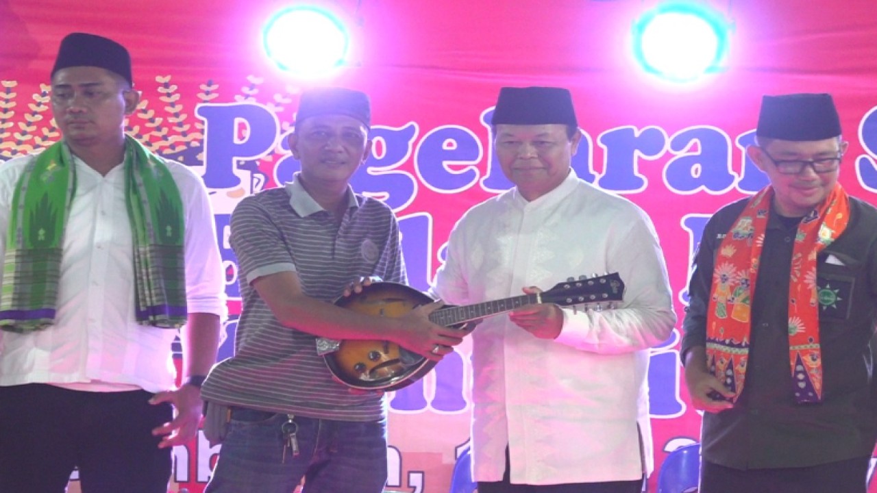 Wakil Ketua MPR RI Hidayat Nur Wahid menyerahkan bantuan berupa satu set alat musik Gambang Kromong, alat musik Orkes Sambrah dan bantuan penguatan ekonomi produktif kepada Sikumbang Tenabang. /Dok MPR
