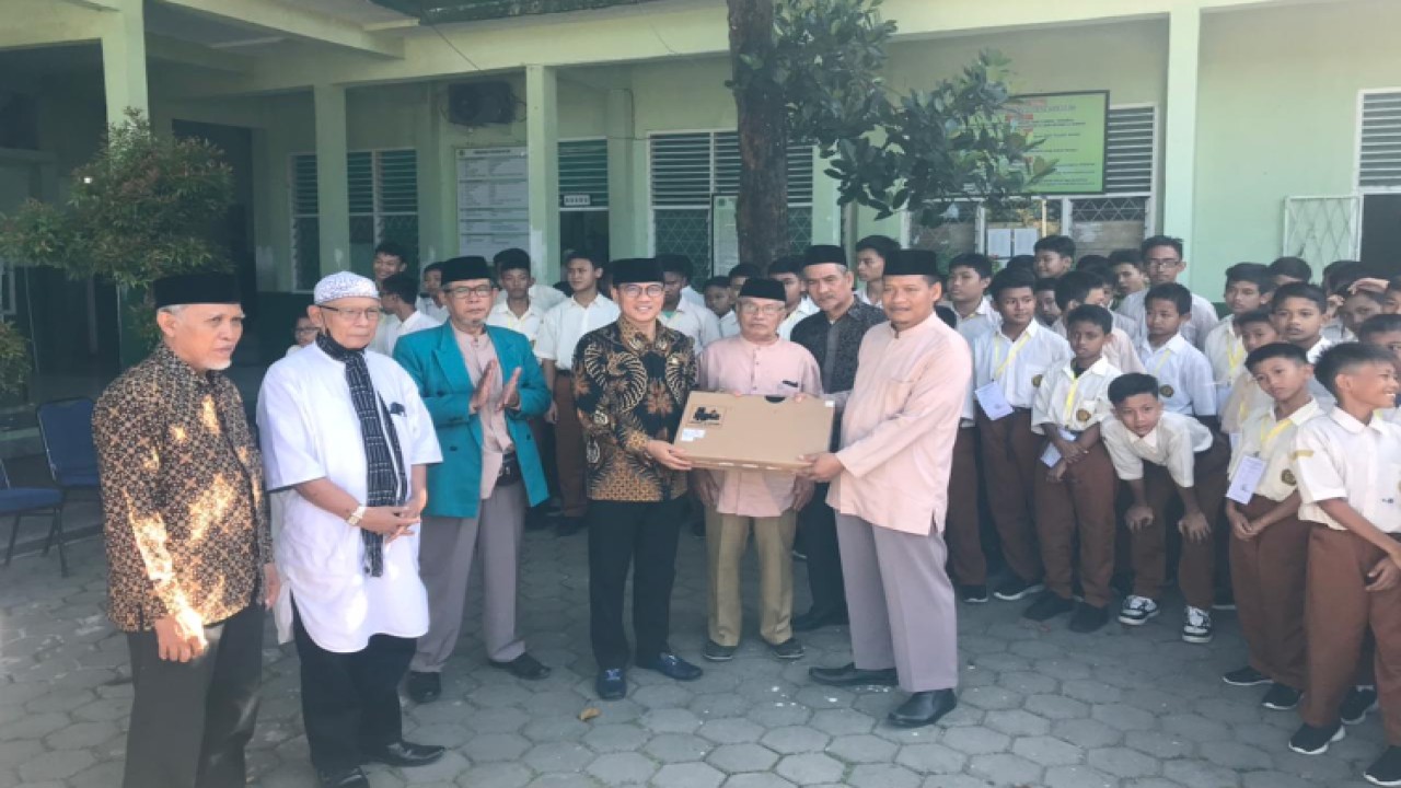 Wakil Ketua MPR RI Yandri Susanto melakukan kunjungan silaturahmi ke Madrasah Tsanawiyah Persatuan Islam (MTS Persis), Kota Serang, Banten, Selasa (29/11/2022)/Dok MPR.