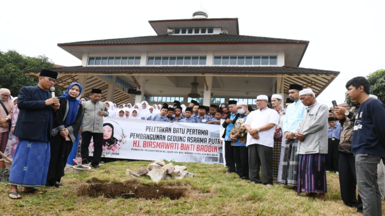 Wakil Ketua MPR Yandri Susanto menghadiri acara Peletakan Batu pertama Pembangunan Gedung Asrama Putri Hj. Biasmawati Binti Baddin Ponpes Al Qur'an Bai Mahdi Sholeh Ma'mun, Serang, Banten.Dok MPR