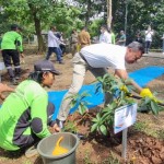 Wali Kota Jakarta Selatan Munjirin menanam pohon di Jagakarsa, Jakarta, Senin (28/11/2022). ANTARA/HO-Kominfotik Jakarta Selatan-1669687778