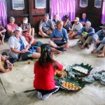 Wisatawan kapal pesiar National Geography ketika berkunjung ke Rumah Adat Melayu Belitung (ANTARA/Kasmono)-1669282082