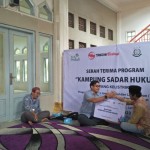 Acara serah terima bantuan PLN Praya kepada Kades Jago, Deni Wirawan pada program kampung sadar hukum kelistrikan (ANTARA/Akhyar)-1672295202