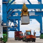 Aktivitas bongkar muat di terminal peti kemas di Kota Surabaya (ANTARA/HO-Pelindo Surabaya)-1670492121