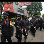 Anggota Brimob berjaga di kawasan Astanaanyar, Bandung, Jawa Barat, Rabu (7/12/2022). (ANTARA FOTO/Raisan Al Farisi/pras)-1670388048