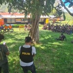 Anggota Polres Jayawijaya saat mengawal masyarakat dalam penyelesaian masalah. ANTARA/HO/Polres Jayawijaya-1670321473