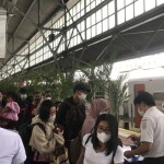 Antrean penumpang yang akan masuk ke kereta api di Stasiun Pasar Senen di Jakarta, Jumat (23/12/2022). (ANTARA/Kuntum Riswan)-1671777750