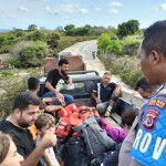 Aparat kepolisian Rote Ndao saat mengawal sejumlah imigran asal Irak yang terdampar di perairan Rote Ndao. ANTARA/Ho-Polres Rote Ndao-1671095427