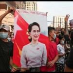 Arsip - Demonstrasi di Yangon memprotes kudeta militer dan menuntut pembebasan Aung San Suu Kyi, Februari 2021. (ANTARA/Reuters/as)-1671683322