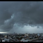 Arsip Foto. Mendung penanda hujan meliputi bagian langit di atas Kota Makassar, Sulawesi Selatan, Rabu (28/12/2022). (ANTARA/ARNAS PADDA)-1672279850