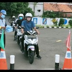 Arsip foto - Peserta sedang melakukan ujian praktik pembuatan SIM motor di Satpas SIM Daan Mogot Jakarta Barat, Rabu (24/11/2021). ANTARA/Walda Marison/aa.-1669947530