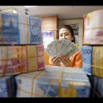 Arsip foto - Seorang wanita menghitung uang transaksi penukaran Dolar AS dengan Rupiah di Jakarta, Senin (3/8). (ANTARA FOTO/Akbar Nugroho Gumay/Rei/foc.)-1671074006