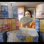 Arsip foto - Seorang wanita menghitung uang transaksi penukaran dolar AS dengan rupiah di Jakarta, Senin (3/8). (ANTARA FOTO/Akbar Nugroho Gumay/Rei/foc.)-1671421114