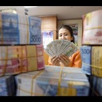 Arsip foto - Seorang wanita menghitung uang transaksi penukaran dolar AS dengan rupiah di Jakarta, Senin (3/8). (ANTARA FOTO/Akbar Nugroho Gumay/Rei/foc.)-1671764208