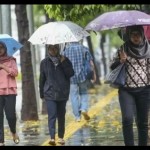 Arsip Foto - Warga menggunakan payung saat hujan di kawasan Semanggi, Jakarta, Rabu (13/11/2019). (ANTARA FOTO/Nova Wahyudi/aww/pri)-1671156974