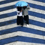 Arsip Foto. Warga menggunakan payung saat hujan turun di Kota Makassar, Sulawesi Selatan. (ANTARA FOTO/ABRIAWAN ABHE)-1672022660