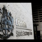 Arsip - Pejalan kaki meninggalkan dan memasuki Bursa Efek London di London, Inggris, 15 Agustus 2017. ANTARA/REUTERS/Neil Hall/pri.-1671076618
