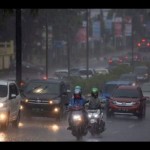 Arsip - Pengendara menerobos hujan lebat saat melintas di jalan protokol Palembang. (ANTARA/Nova Wahyudi/pri)-1671158479