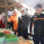 Bupati Cirebon Imron (kanan) meninju harga kebutuhan pangan di Pasar Tradisional Cirebon, Jawa Barat. (ANTARA/Ho-Humas)-1672027292