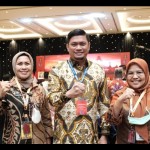Bupati Gowa Adnan Purichta Ichsan saat menerima penghargaan dari Menkumham Yasonna Laoly sebagai Kabupaten peduli HAM. ANTARA/HO/Pemkab Gowa-1670989474