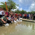 Bupati Gunungkidul Sunaryanta tebar benih ikan di telaga pada Jumat (2/12). (ANTARA/HO-Humas Pemkab Gunungkidul)-1669968390