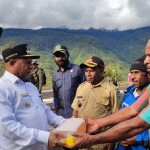 Bupati Pegunungan Bintang Yan Spei Bidana menyerahkan bantuan kepada warga Kiwirok. (ANTARA/HO-Polres Pegunungan Bintang)-1669946289