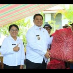 Bupati Samosir Vandiko Gultom saat menyerahkan bantuan bibit bawang kepada perwakilan kelompok tani (ANTARA/Juraidi)-1671088072