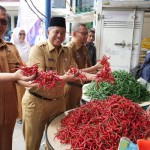 Bupati Siak, Alfedri dan Kepala DPK Siak melihat cabaibnerahvdalam gerakan pasar murah di halaman kantor Camat Siak. (ANTARA/HO-Pemkab Siak)-1672135862