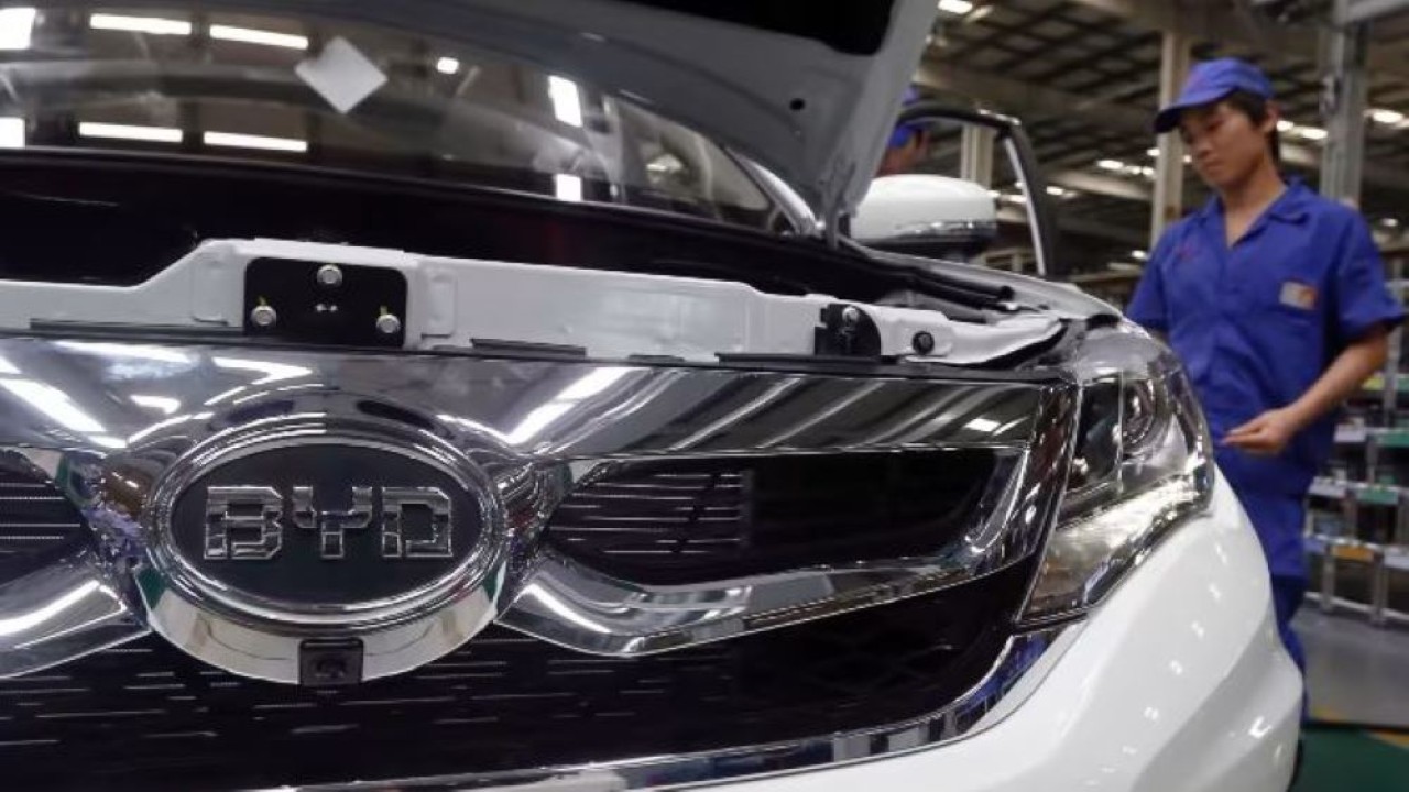 Produsen mobil listrik BYD Auto berdiri tegak di atas pesaing di China d