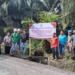 Dinas Lingkungan Hidup Pasaman Barat saat menyegel pembuangan limbah PT BSS yang diduga limbahnya tercemar. ANTARA/dokumen-1672197248