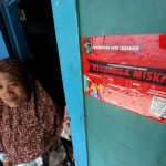 Dinas Sosial Surabaya pasang stiker di rumah penerima bantuan sosial-1672279951