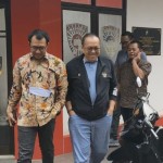 Dirut PT LIB Akhmad Hadian Lukita (kanan) usai diperiksa sebagai tersangka tragedi Kanjuruhan di Mapolda Jatim, Surabaya, Senin (24/10/2022). (ANTARA/HO-Rizki)-1671779756