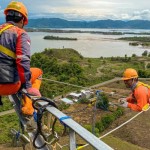 Dua orang petugas PLN melakukan perbaikan jaringan listrik di Pulau Sumbawa, Nusa Tenggara Barat. (ANTARA/HO-PLN)-1671093944