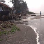 FOTO ARSIP - Sebuah bangunan warung rusak akibat kejadian rob di pantai selatan Cilacap pada 14 Mei 2022. FOTO ANTARA/HO-BPBD Cilacap-1671676649