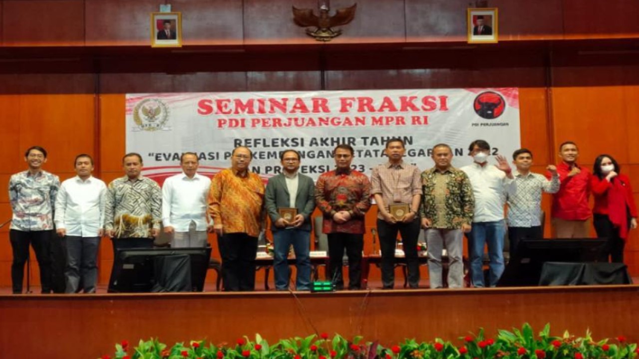Ketua Fraksi PDI Perjuangan MPR RI Ahmad Basarah dan Sekretaris Tb Hasanudin bersama para peserta Refleksi Akhir Tahun 2022 Fraksi PDI Perjuangan MPR RI/Dok MPR