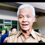 Gubernur Jawa Tengah (Jateng) Ganjar Pranowo memberikan keterangan kepada wartawan di Solo, Senin (31/10/2022). ANTARA/Aris Wasita-1671156289