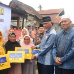 Gubernur Sumbar Mahyeldi Ansharullah didampingi Bupati Pasaman Barat Hamsuardi saat menyerahkan bantuan RTLH di Talamau. ANTARA/HO-1671781198