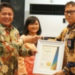 Gubernur Sumsel Herman Deru menyerahkan penghargaan DJPb ke satker Kemenkumham Sumsel. ANTARA/Yudi Abdullah/22-1670738264