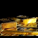 Ilustrasi - Batangan emas di Pabrik Pemisahan Emas dan Perak di Wina, Austria. ANTARA/REUTERS/Leonhard Foeger/aa.-1671679336