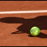 ilustrasi - Bola resmi turnamen tenis dengan bayang-bayang seorang pemain tenis diatas tanah. ANTARA/Shutterstock/pri.-1671684835