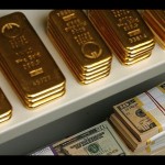 Ilustrasi - Emas batangan dan uang kertas Dolar AS dalam brankas. ANTARA/REUTERS/Heinz-Peter Bader/aa.-1672197925