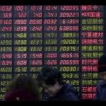 Ilustrasi: Investor berdiri di depan papan elektronik yang menunjukkan informasi saham di sebuah rumah pialang di Shanghai, China. ANTARA/REUTERS/Aly Song/am-1672304227