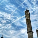 Ilustrasi- Jejak kondensasi pesawat terbang ketika cuaca cerah di Surabaya, (10/11/2021). (FOTO ANTARA/Rifai)-1671676909