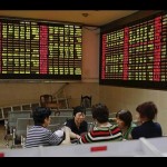 Ilustrasi - Para investor bermain kartu selama perdagangan tengah hari di Bursa Saham China. ANTARA/REUTERS/Aly Song/aa.-1671163706