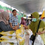 Ilustrasi: pedagang beras dalam kegiatan bazar pasar rakyat di Kota Mataram, Provinsi Nusa Tenggara Barat. (Foto: ANTARA/Nirkomala)-1669881608