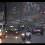Ilustrasi - Pengendara menerobos hujan lebat saat melintas di jalan protokol Palembang. (ANTARA/Nova Wahyudi/pri)-1670986128